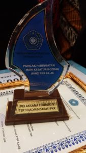 Ketua TP PKK Kota Cirebon terima penghargaan Pakarti Madya 1 dalam acara Puncak Peringatan HKG PKK-KB-Kesehatan Ke 46 Tahun 2018