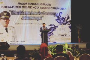Berjasa Dalam Pembangunan, Wali Kota  Berikan Penghargaan Pada 15 Putra dan Putri Terbaik di Kota Cirebon