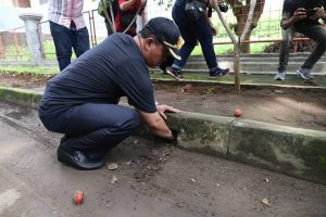 Genangan  di Jalan Terusan Pemuda Karena Banyaknya Material di Saluran Pembuangan Air