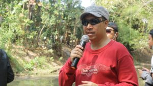 Jaga Ekosistem Sungai, Pemkot Cirebon Tebar Ikan dan Bersih-Bersih Kali