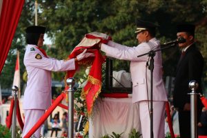 Upacara Penurunan Bendera Berlangsung Khidmat, Ribuan Warga Saksikan Drama Kolosal