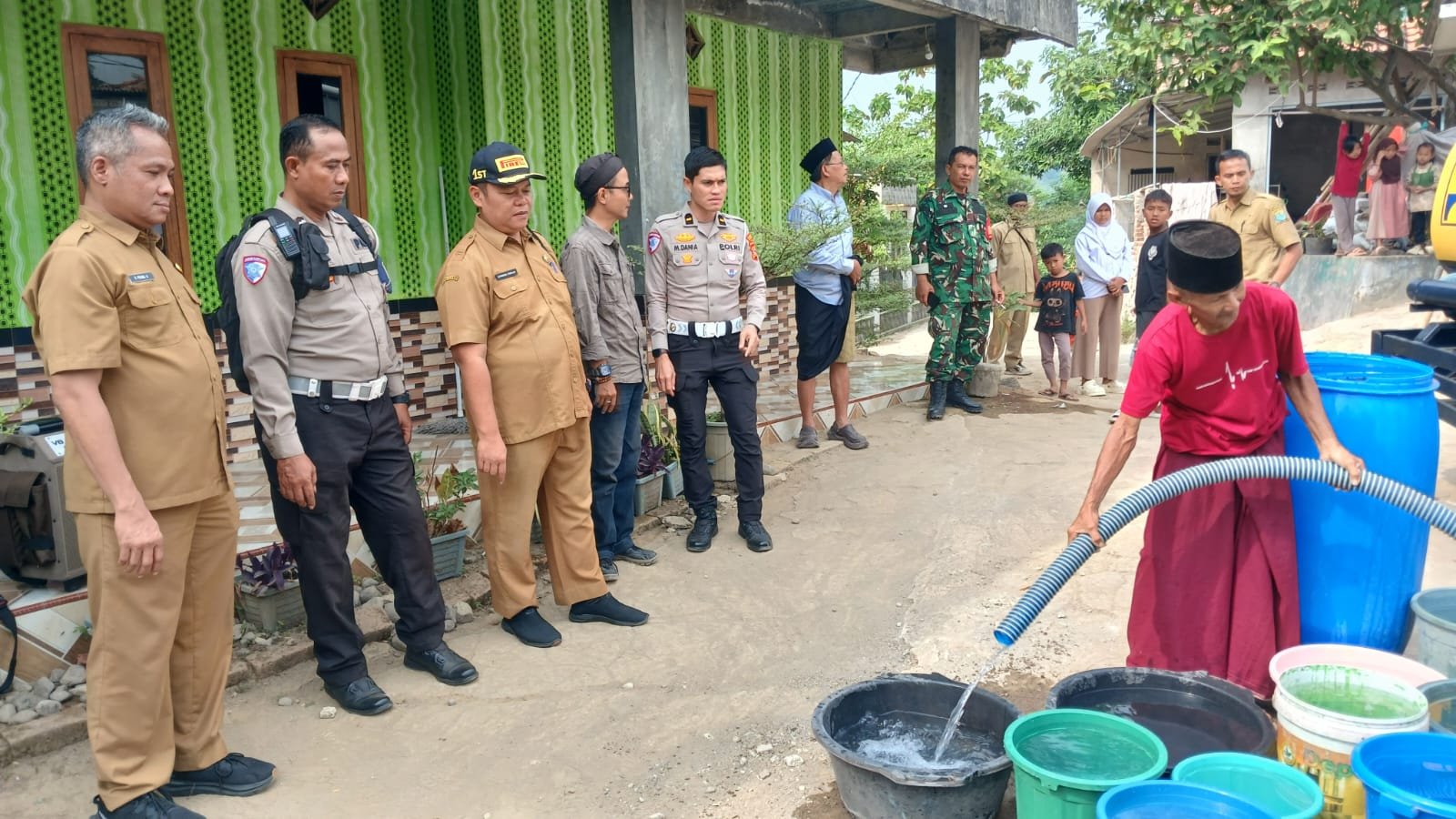 Pemberian Bantuan Air Bersih di RW 08 Kopiluhur